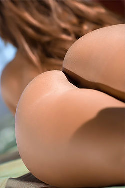 Keisha Grey Shows Off Her Hot Natural Assets