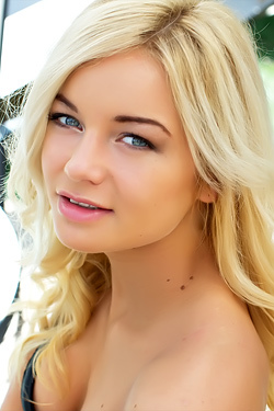 Kira W In Be My Man